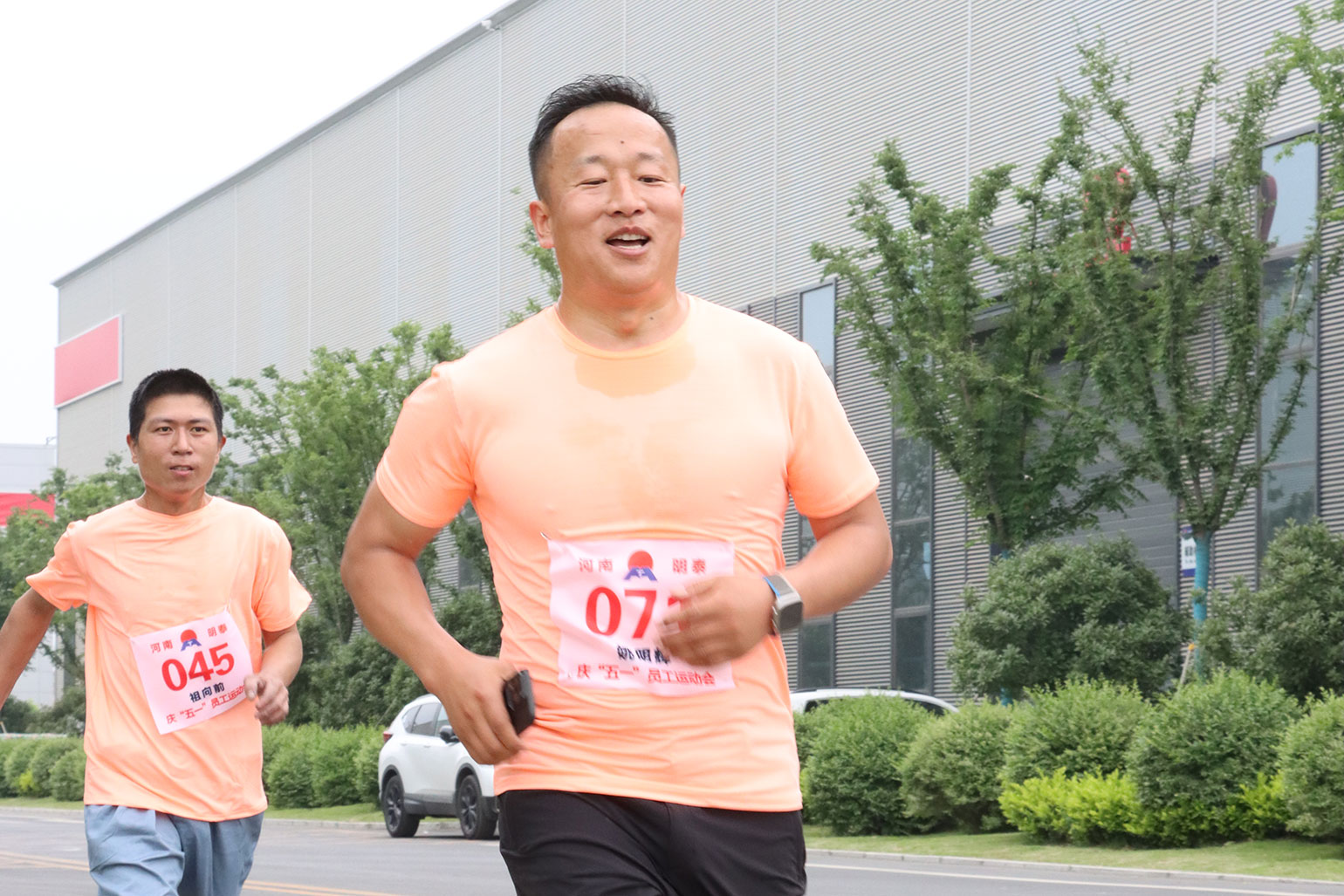 慶五一員工運(yùn)動會 ：跑步
